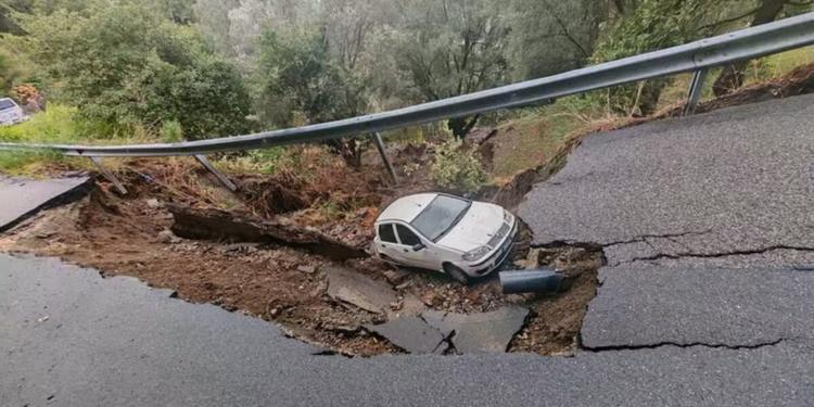 Crolla la strada e un'auto sprofonda nella voragine: tragedia sfiorata nel Reggino. I sindaci: “Servono i morti per intervenire?”