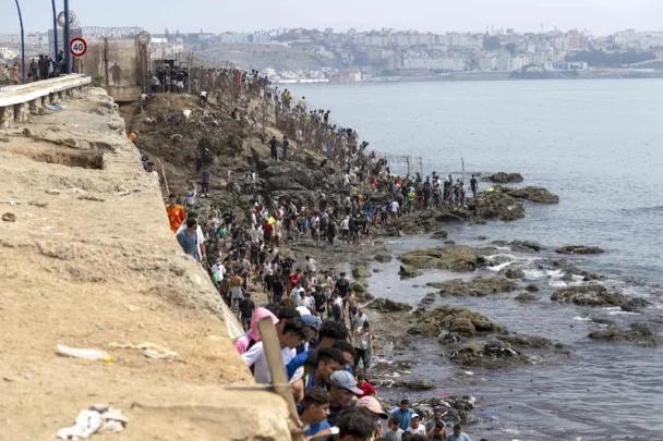 إسبانيا تبحث عن مخرج لأزمة القاصرين في سبتة بعد تجاوز العدد 2500