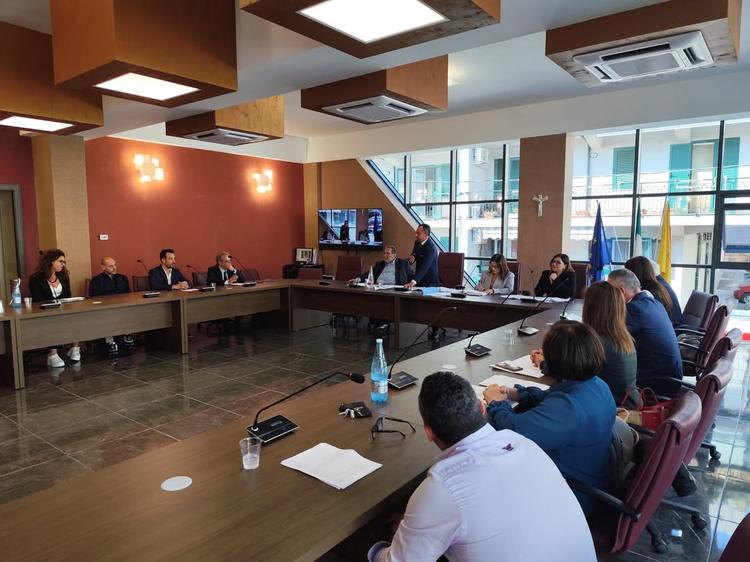 𝐆𝐢𝐨𝐢𝐨𝐬𝐚 𝐌𝐚𝐫𝐞𝐚 𝐭𝐫𝐚 𝐢 𝐩𝐫𝐢𝐦𝐢 𝐂𝐨𝐦𝐮𝐧𝐢 𝐢𝐧 𝐒𝐢𝐜𝐢𝐥𝐢𝐚 𝐚𝐝 𝐚𝐩𝐩𝐫𝐨𝐯𝐚𝐫𝐞 𝐢𝐥 𝐫𝐞𝐧𝐝𝐢�...