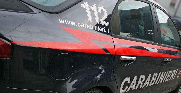 PIANEZZA – Abbraccia un pensionato per rubargli il portafoglio, ma lui la pedina