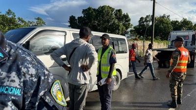 INTRANT retiene autobuses operados por ciudadanos haitianos en condición migratoria irregular en Friusa, Bávaro
