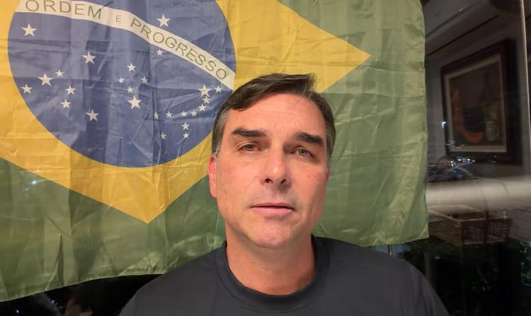 Flávio diz que carta de Bolsonaro foi o quinto recado público do pai e acusa Moraes de interferir na eleição