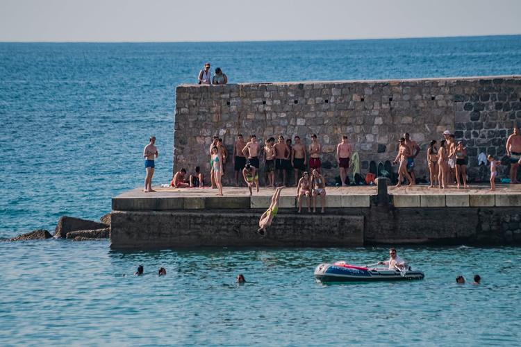 Estate a Cefalù significa anche questo: mare, tuffi e giornate leggere sul molo 🌊✨ #visitcefalu