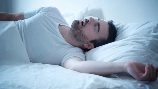 Apneia obstrutiva do sono compromete o descanso e pode afetar o coração