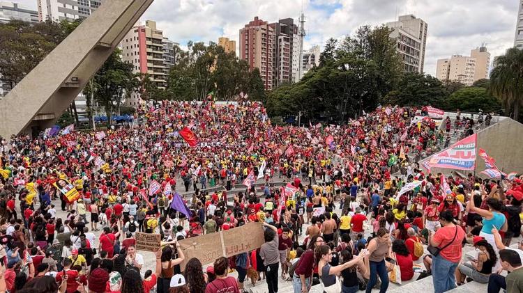 Manifestantes fazem ato de apoio à reeleição de Lula em Campinas