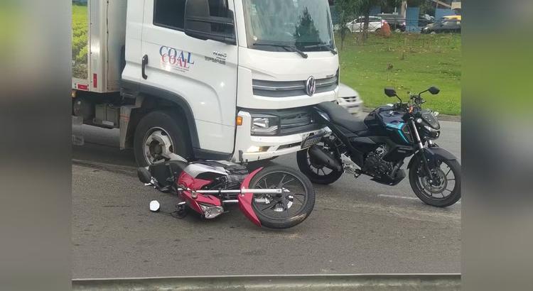 Acidente entre motos e caminhão causa lentidão em avenida da Zona Norte de Sorocaba