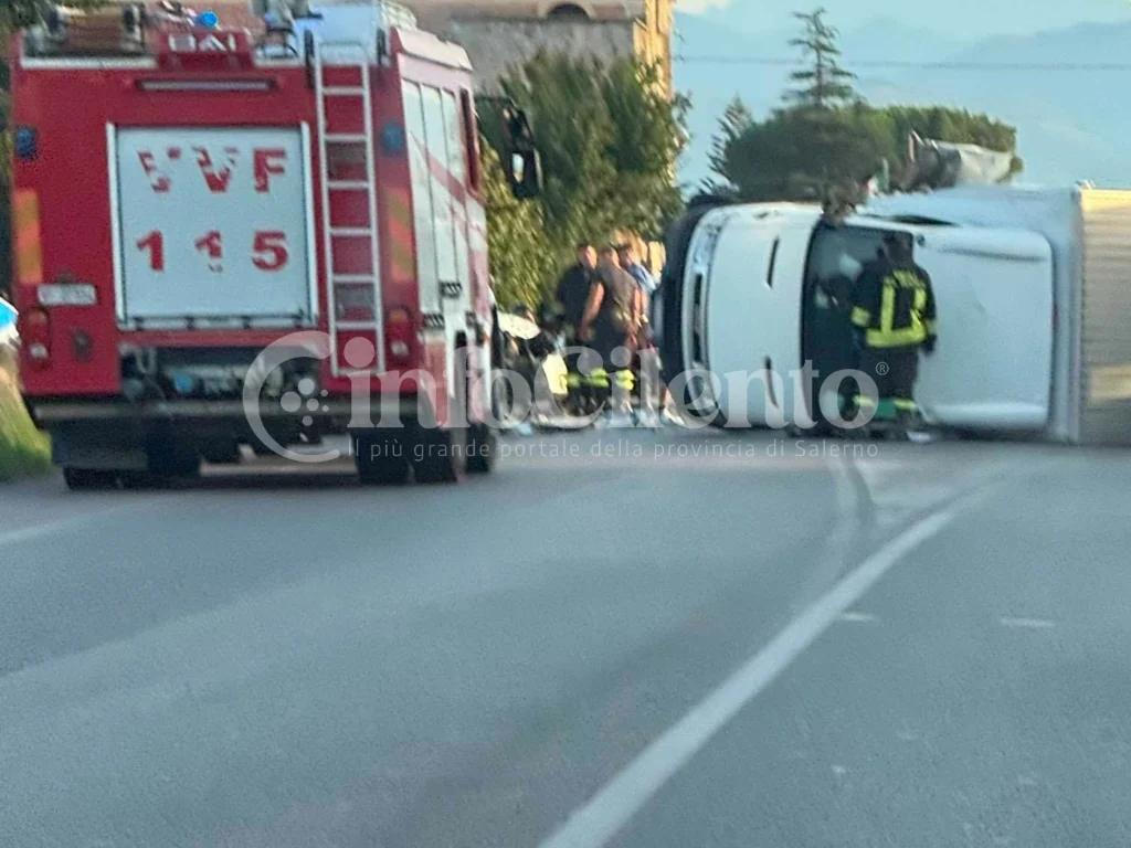 Incidente a Corno d’Oro: furgone si ribalta sulla carreggiata, traffico in tilt