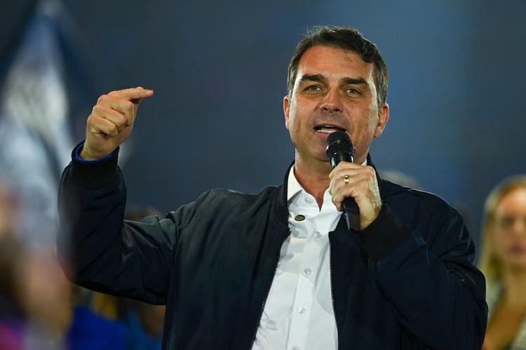 Flávio Bolsonaro volta a acenar ao eleitorado feminino e critica Lula em convenção do Republicanos