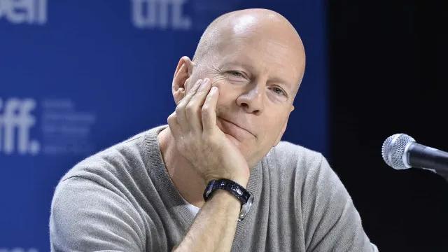 Bruce Willis reaparece em passeio raro pelas ruas de Los Angeles