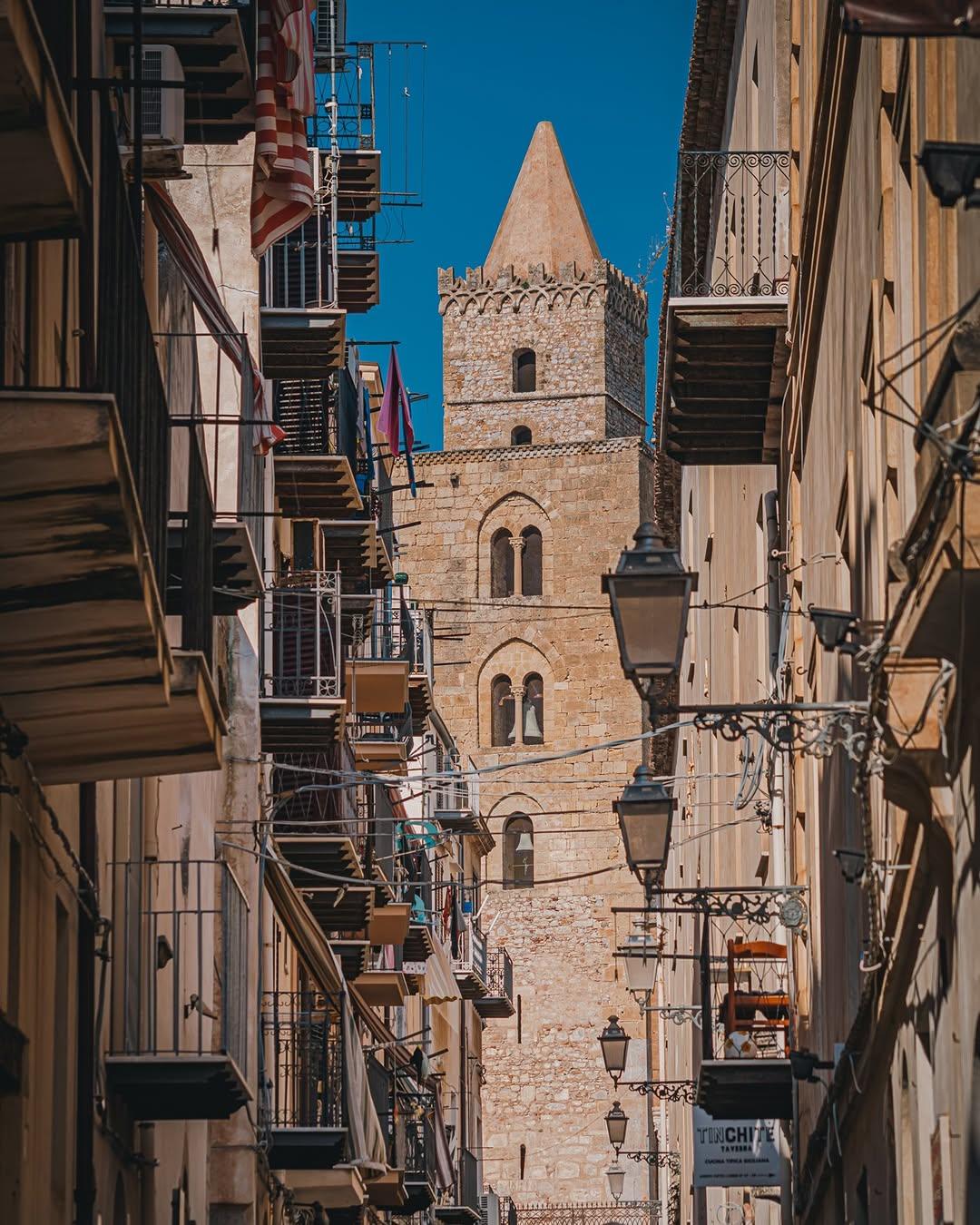 La Cattedrale domina il profilo di Cefalù, presenza inconfondibile nel cuore della città ✨ #visitcefalu
