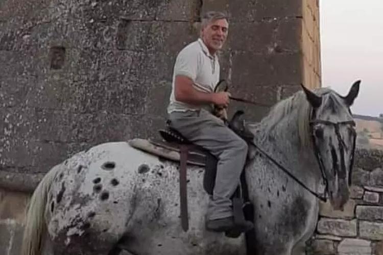 Rocchetta Sant’Antonio, la storia di Massimiliano e Maja: a cavallo per risparmiare sulla benzina