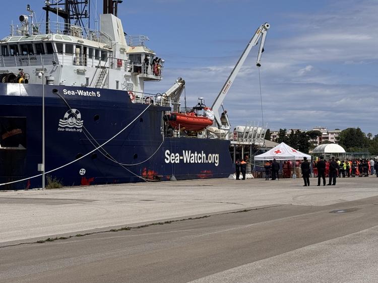 A Brindisi la Sea Watch 5, la nave mitragliata in mare: a bordo 166 migranti