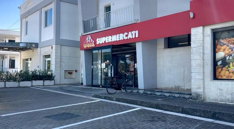 Salve, rapina a mano armata al Dok: ladri in fuga incendiano auto