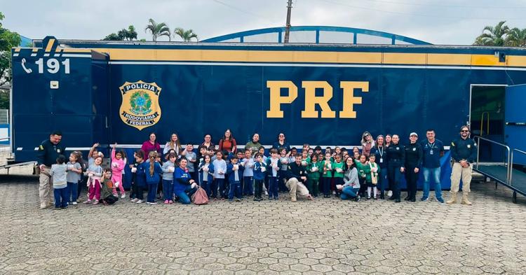 Carreta Educativa da PRF atende 1,3 mil alunos em Balneário Camboriú