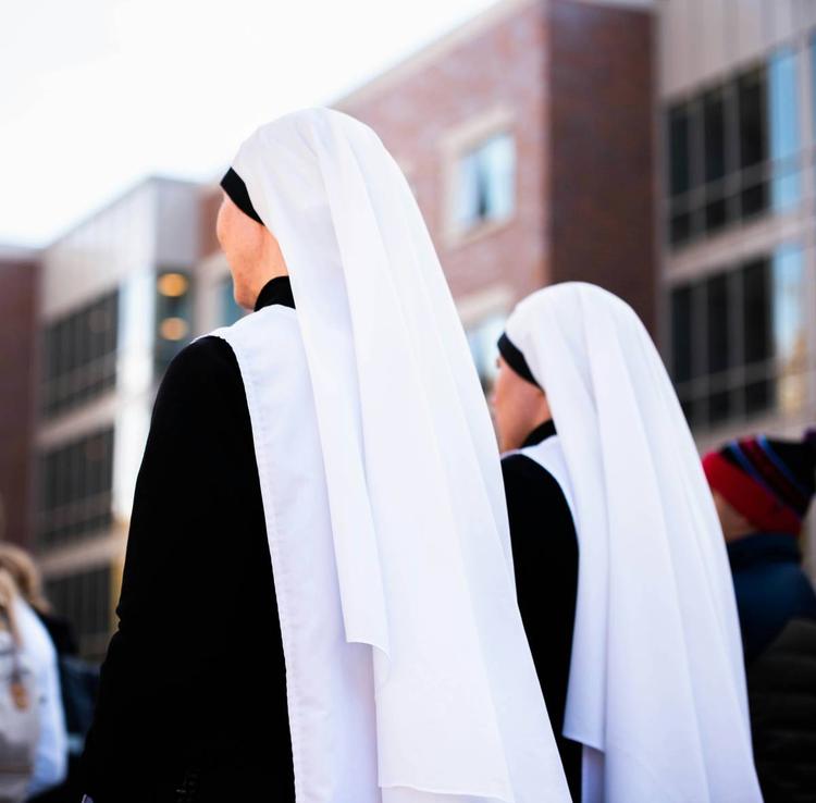 Da Verona parte la rivoluzione delle diocesi. Meno preti? Laici e donne "guide pastorali"