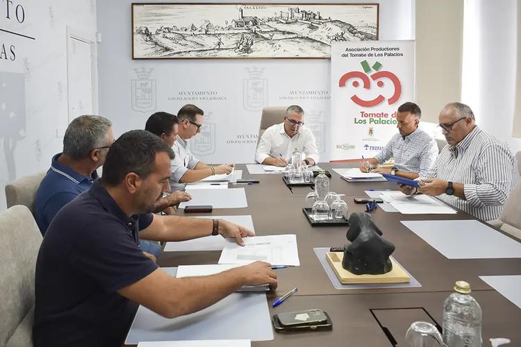 Reunión entre alcalde y productores de tomate