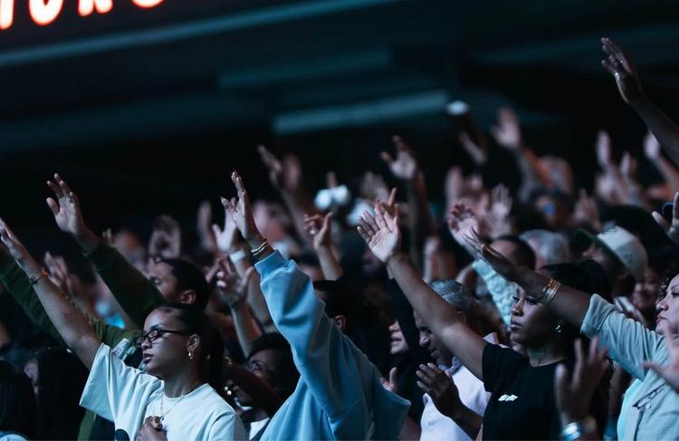 80 mil cristãos se reúnem para orar em estádio nos EUA: ‘O Rei está voltando’