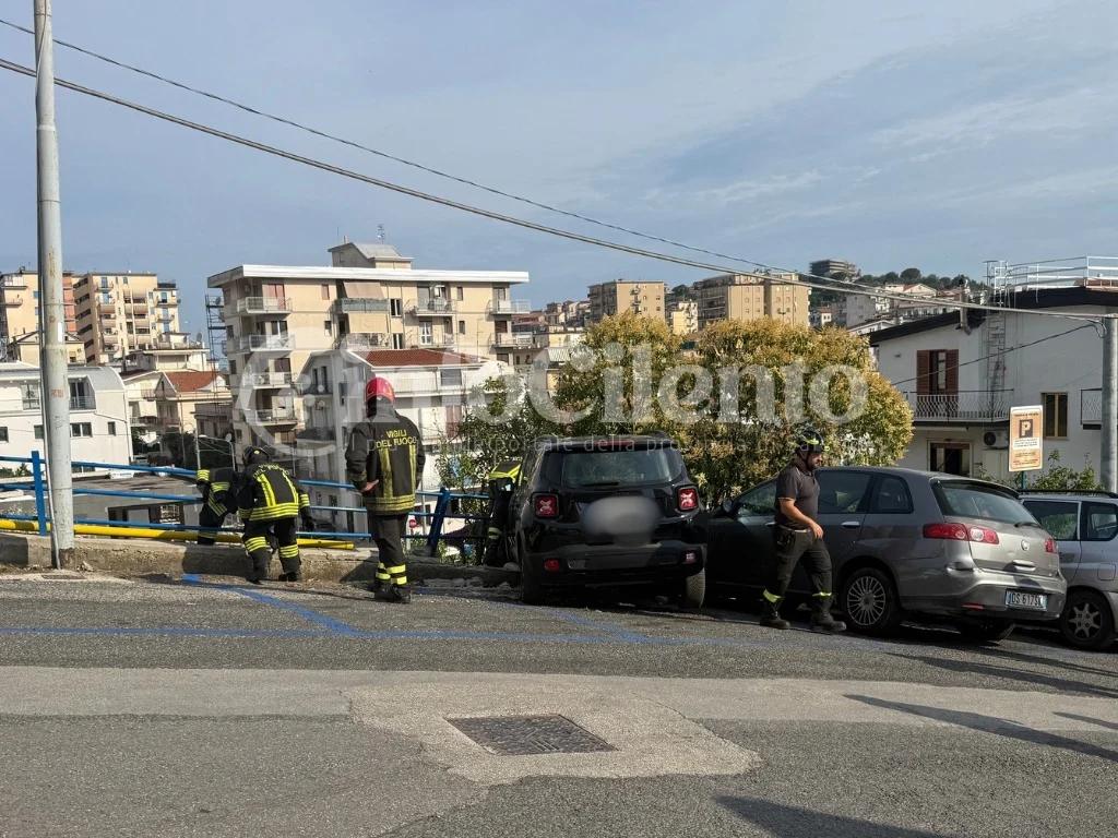 Incidente in via Giambattista Vico ad Agropoli: auto sfonda le ringhiere e rompe tubo del gas