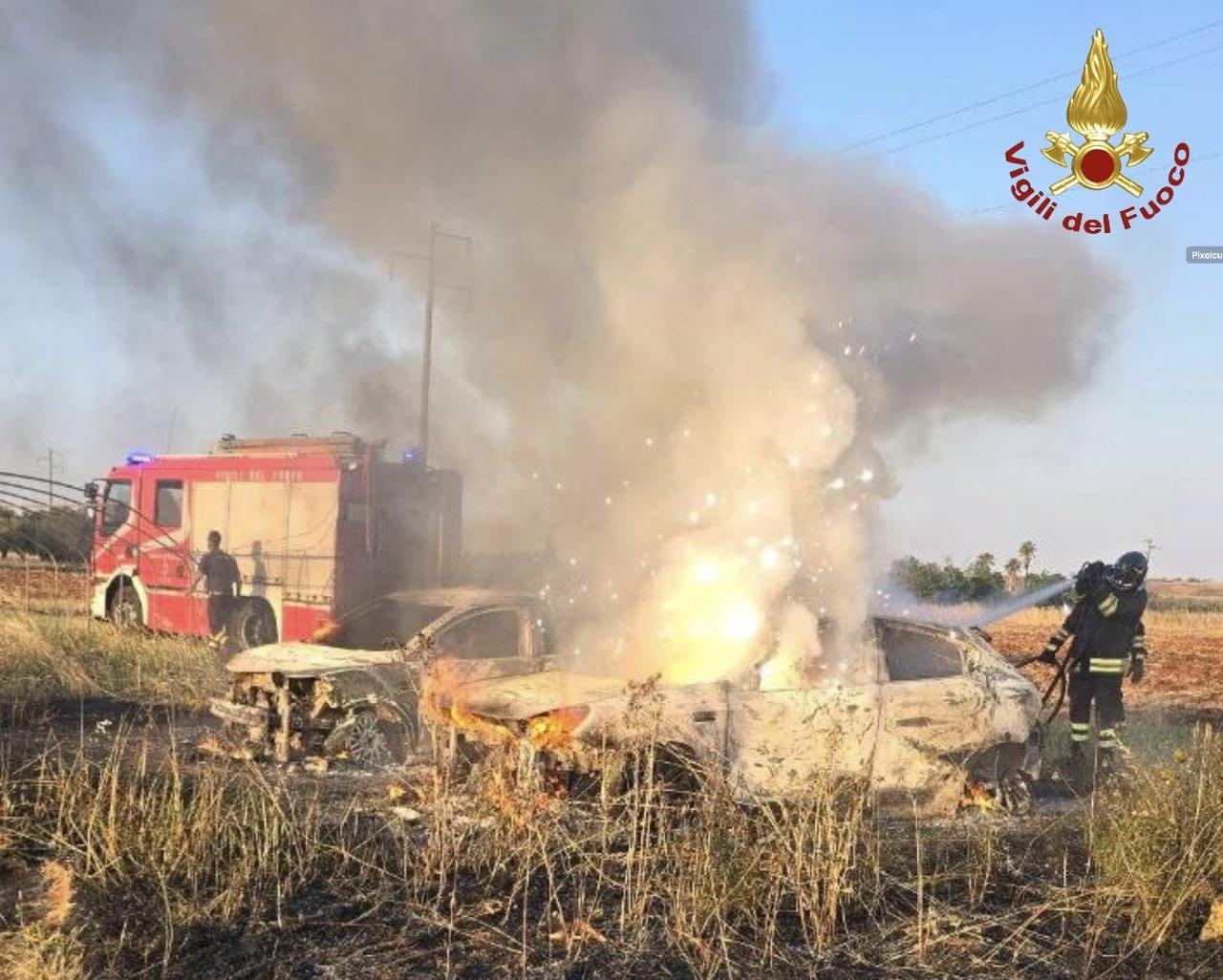 Collepasso, incendio all’alba: auto rubate e date alle fiamme