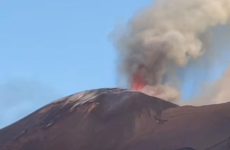 L'Etna torna a farsi sentire: nuova attività stromboliana in corrispondenza del Cratere Voragine