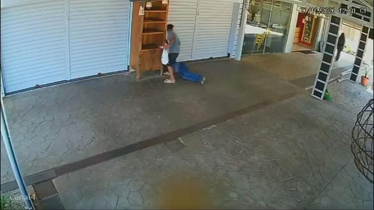 VÍDEO: homem furta celular de trabalhador que tirava um cochilo e é preso no DF