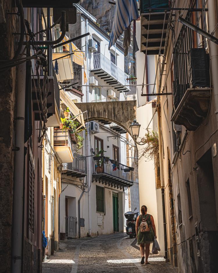 Le vie più belle sono spesso quelle che non avevi programmato di percorrere. Passeggia tra i vicoli di Cefalù, lasciati ...
