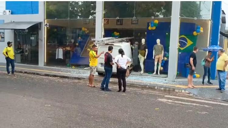 VÍDEO: jovem escapa por pouco de ser atingida por veículo que invadiu loja após avanço de sinal em Santarém