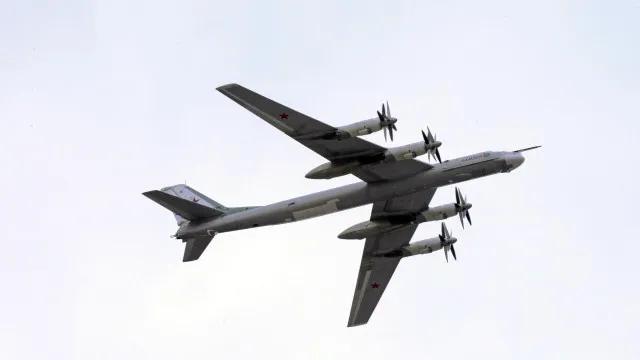 Ucrânia diz ter atingido bombardeiro nuclear em base na Rússia