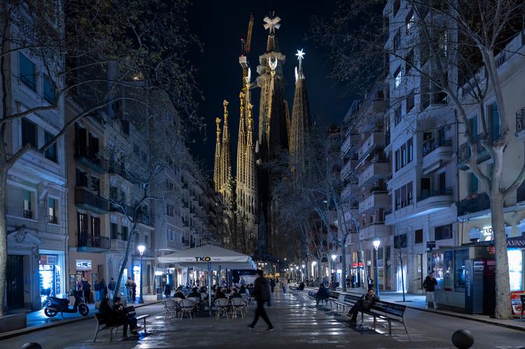 La torre de Jesucristo de la Sagrada Familia ya terminada, de noche, en marzo pasado.