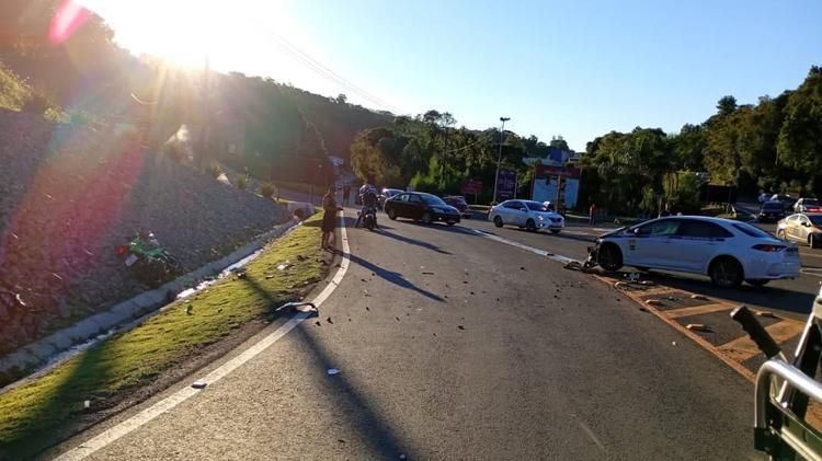 Motociclista e passageira são arremessados 20 metros em acidente na BR-470, em Bento