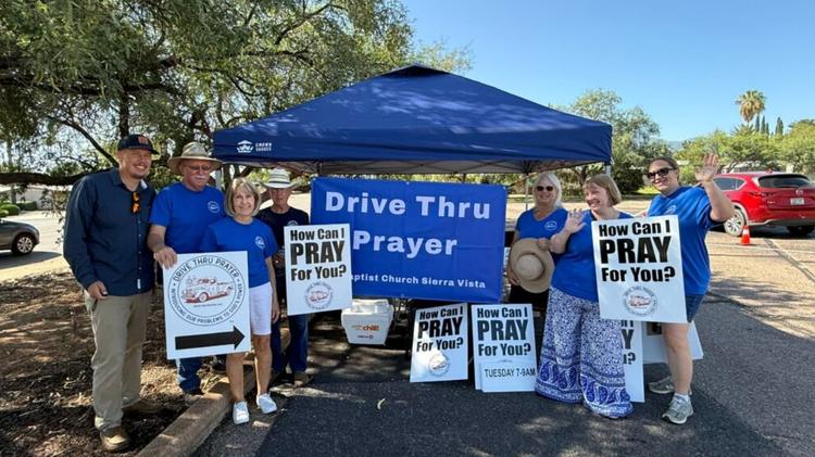Igreja cria “drive-thru” de oração e alcança pessoas que passam em frente ao templo