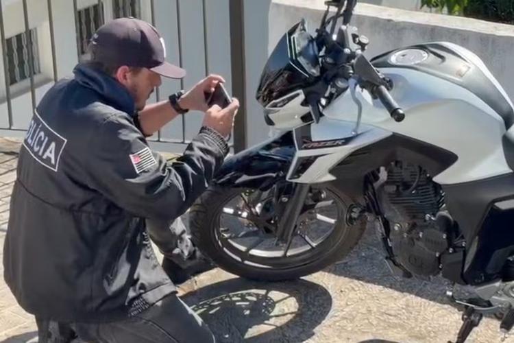 Homem identificado como motociclista que atropelou e matou idosa se apresenta à polícia em Bragança Paulista
