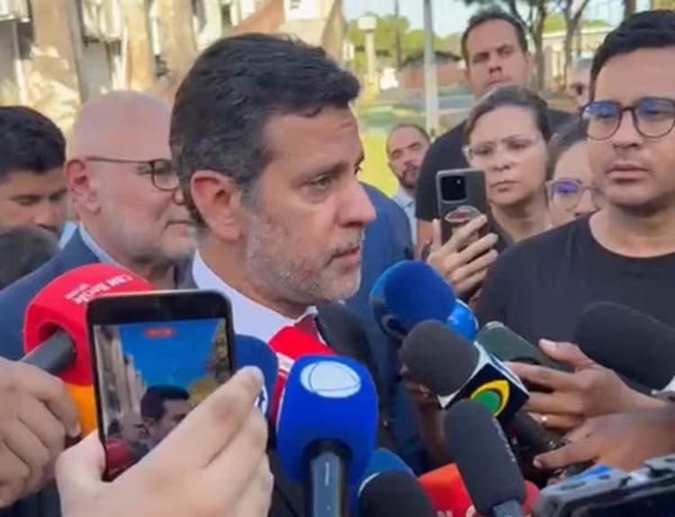 Ministro da Educação anuncia construção de novo centro de pesquisas após incêndio que destruiu prédio da UFPE