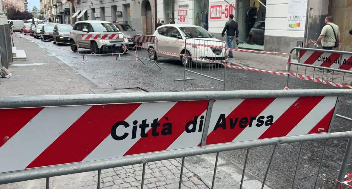 Aversa, cadono calcinacci da palazzo di via Roma: chiusa parzialmente la strada