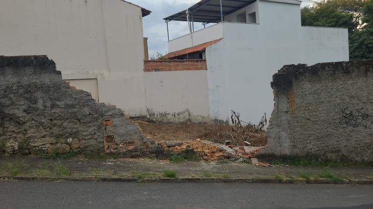 Caminhão perde controle e bate contra muro em Resende