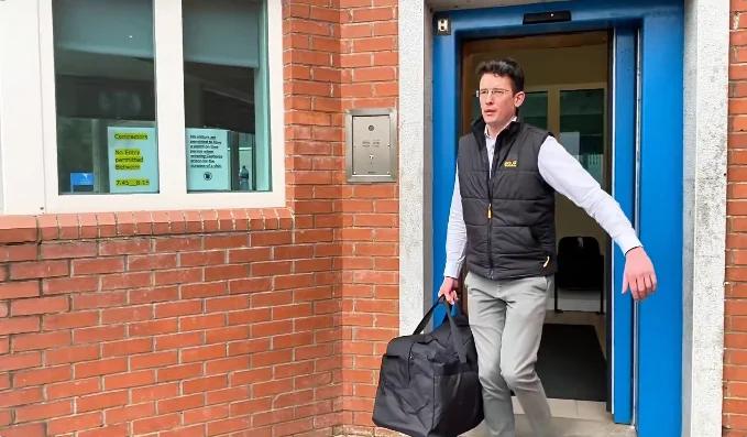 Após 700 dias preso por se recusar a usar pronomes ‘trans’, professor irlandês é libertado