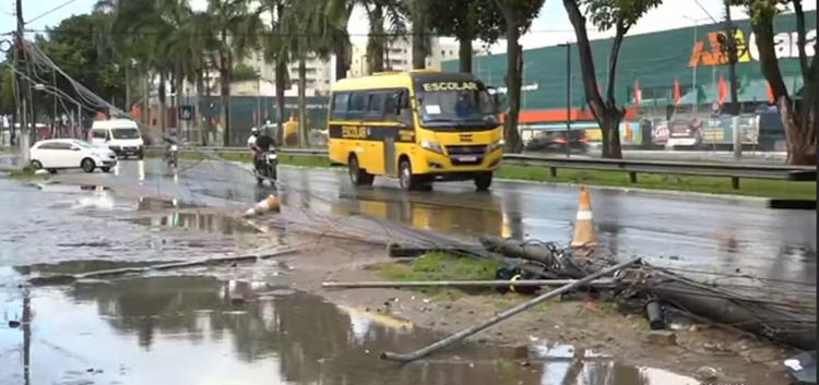 Motorista de caminhão arranca poste após colisão na Av. Durval de Góes Monteiro, em Maceió
