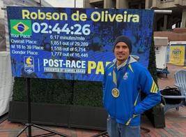 'Tempo fica em segundo plano': brasileiro ajuda atleta a completar a Maratona de Boston