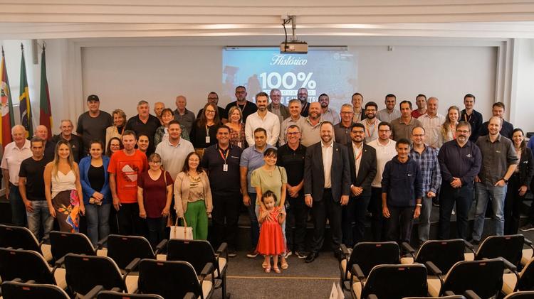 Prefeito Jonas anuncia 100% de ruas pavimentadas nos Bairros Industrial e Primeiro de Maio