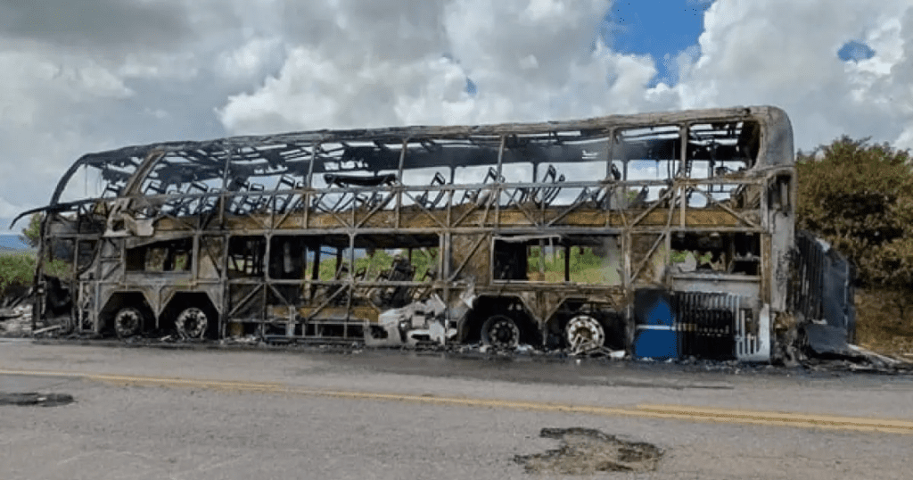Ônibus de Feira de Santana com destino a Fortaleza se envolve em incêndio no Ceará