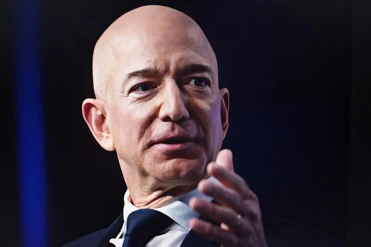 VivaTech 2026&nbsp;: à Paris, Jeff Bezos déclare que l’IA entraînera une pénurie de main-d’œuvre (pour promouvoir sa nouvelle start-up)