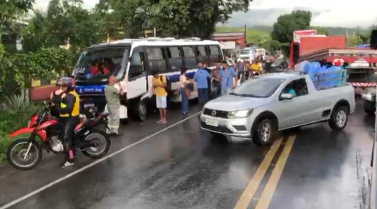 Colisão entre carreta e van deixa o trânsito lento na BR-316, em Satuba