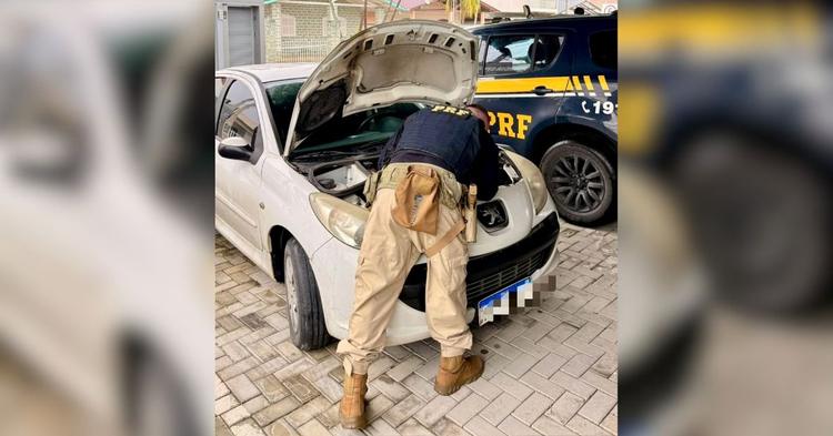 Peugeot 207 furtado é recuperado pela Polícia Rodoviária em Porto Belo; veículo foi adquirido por cerca de R$ 5 mil