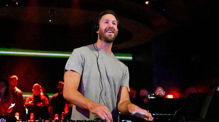 É só pen drive? Como é um show de um DJ — como Calvin Harris e Alok