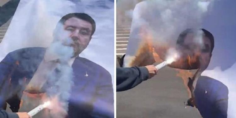 I collettivi bruciano i manifesti con Salvini alla Sapienza. Il ministro: "Non mi faccio intimidire"