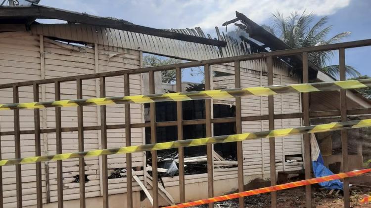 Incêndio atinge segundo andar de casa e mobiliza o Corpo de Bombeiros em Rosana