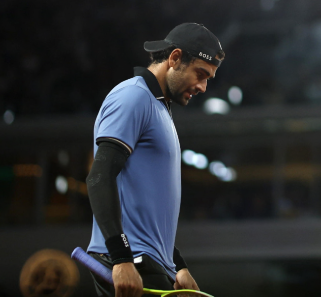 Roland Garros, derby triste: Berrettini s'infortuna e interrompe la gara. Arnaldi, il sogno continua: storica semifinale con Cobolli