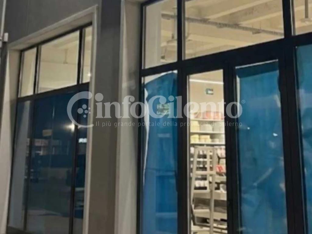 Furto nella notte a Eboli: assalto a un noto negozio di casalinghi sulla SS18