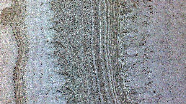 Diese Aufnahme der NASA-Sonde „Mars Reconnaissance Orbiter“ (MRO) zeigt einen Blick auf Eisschichten am Südpol des Mars, in deren Nähe auch Tonerden detektiert wurden, die nun als alternative Erklärung für Radarsignale diskutiert werden, die bislang als Belege für unterirdische Tümpel und Seen flüssigen Wassers galten. Copyright: NASA/JPL-Caltech/University of Arizona/JHU