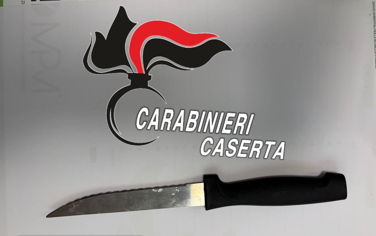Marcianise, minaccia la madre con un coltello per ottenere denaro: arrestato 32enne